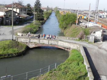 Gruppo sul ponte sul Naviglio di Ivrea a Santhià (46694 bytes)